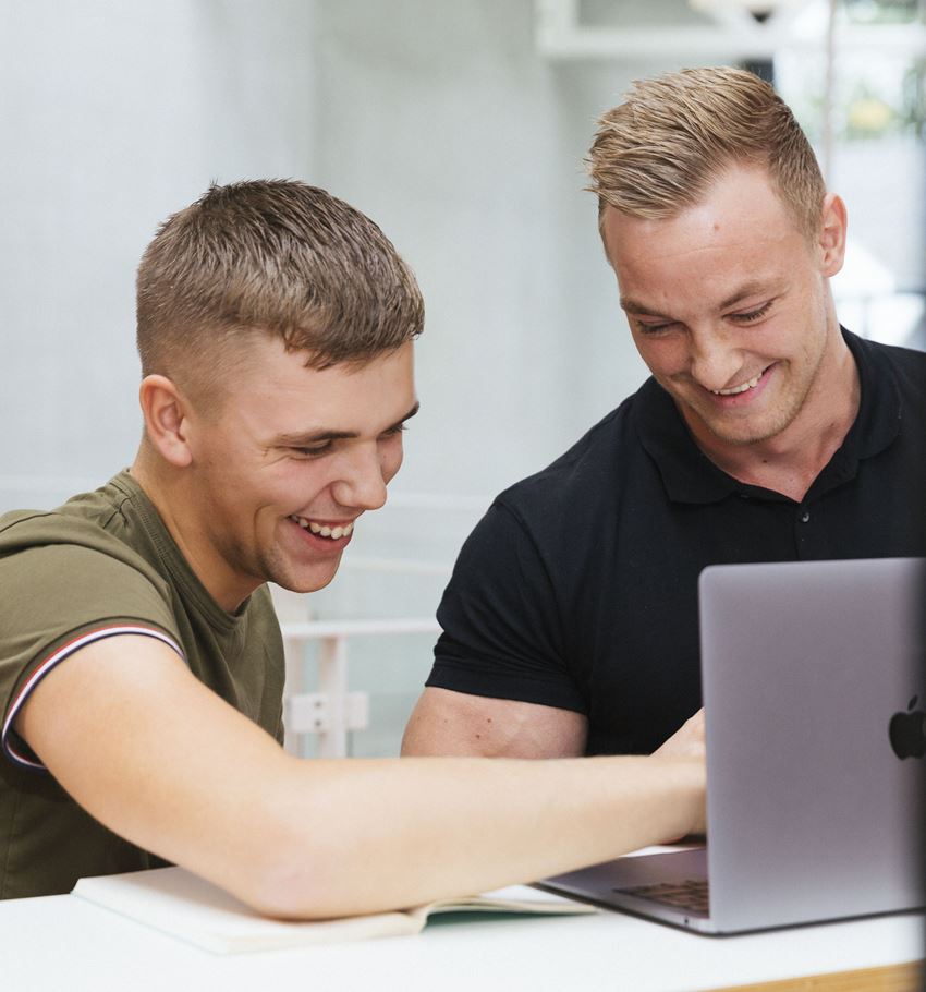 To drenge arbejder ved computer