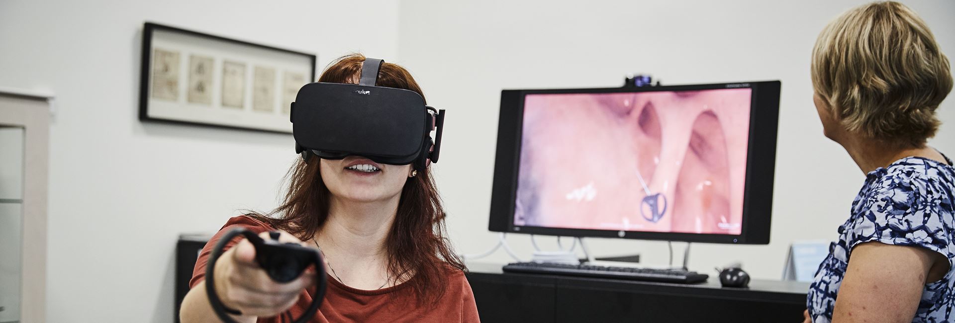 Grundforløbselev øver Virtual reality