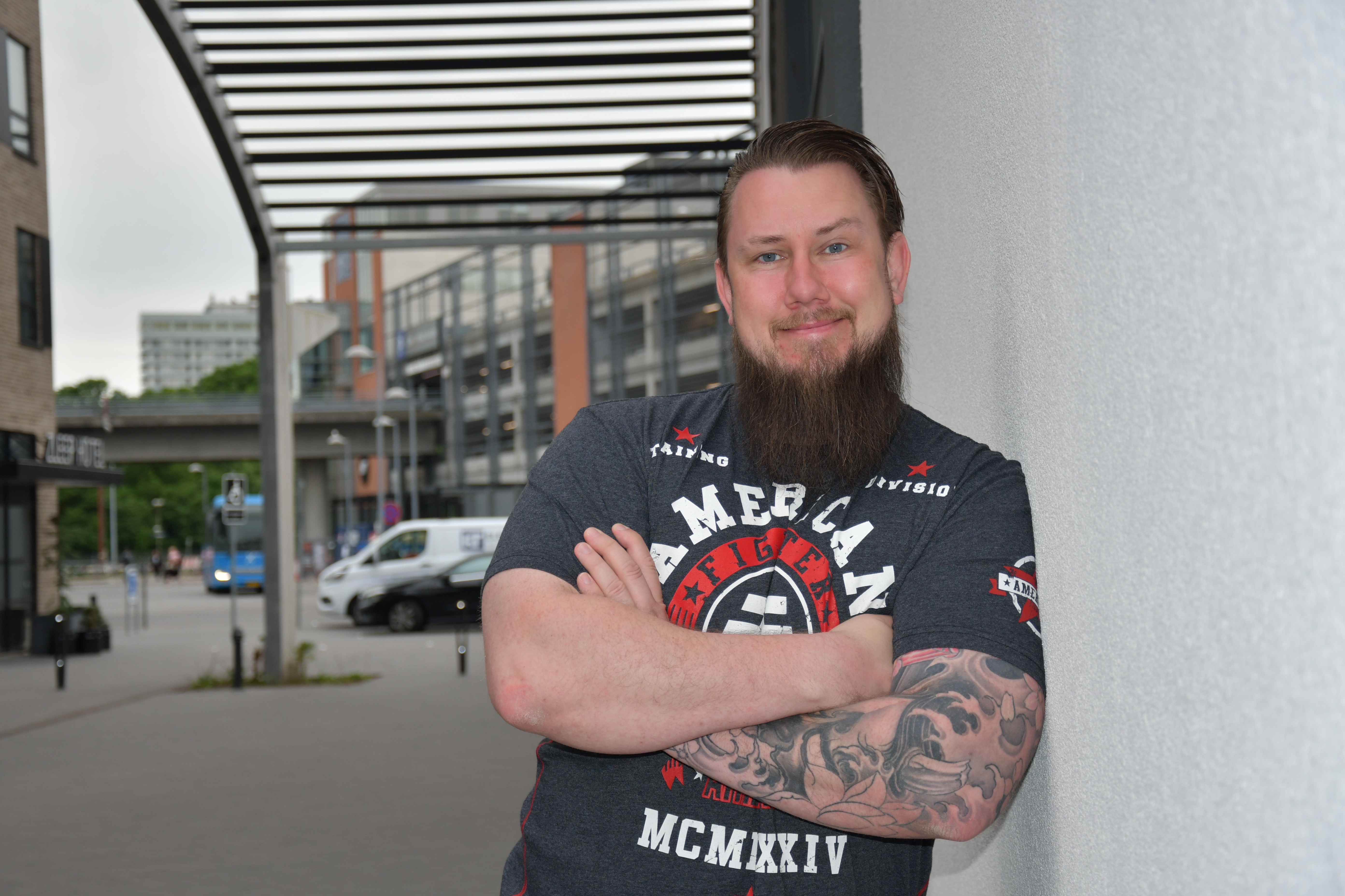 Portræt af mand, der står lænet og ad en væg