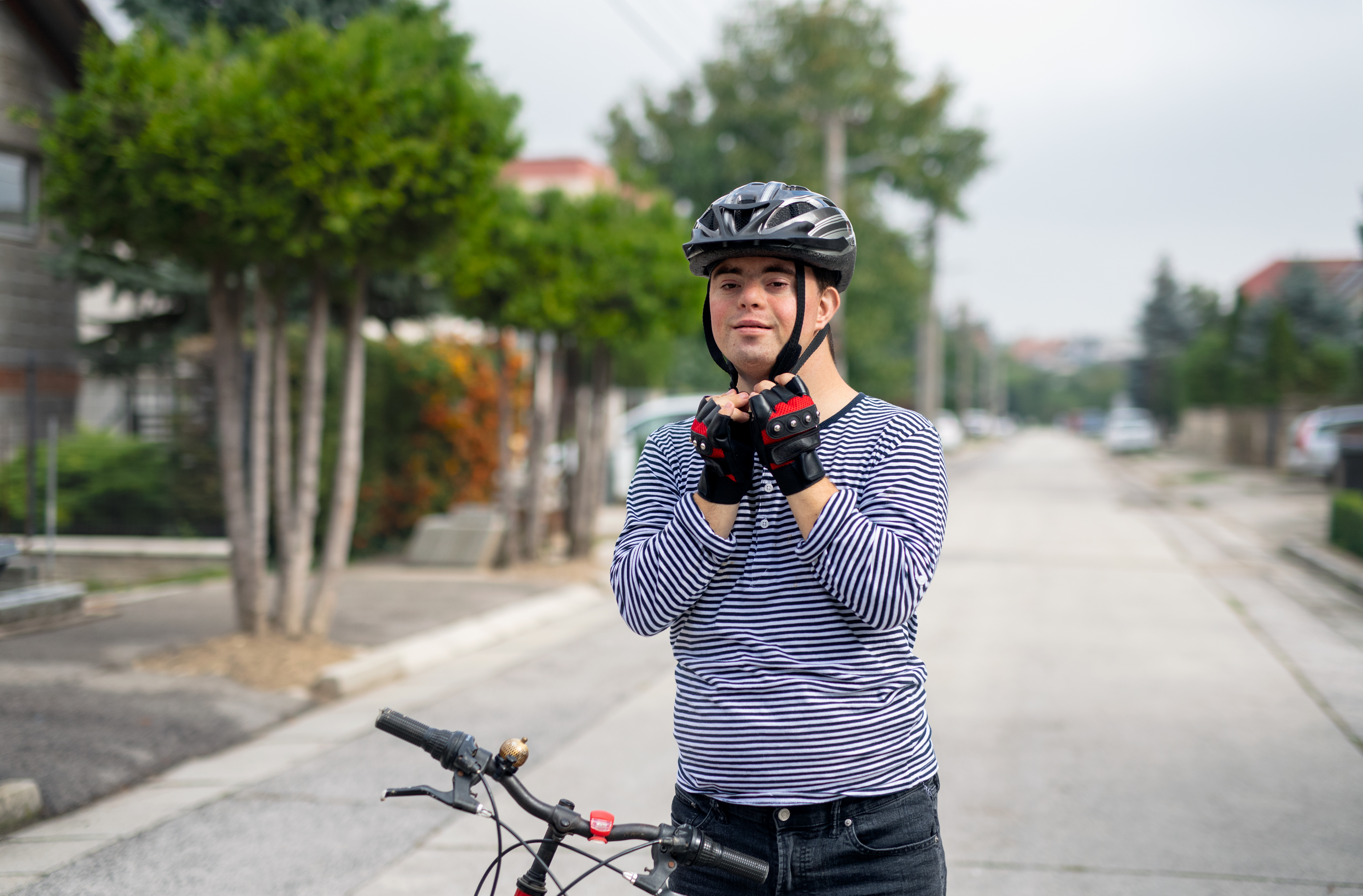 Ung handicappet mand med en cykel 